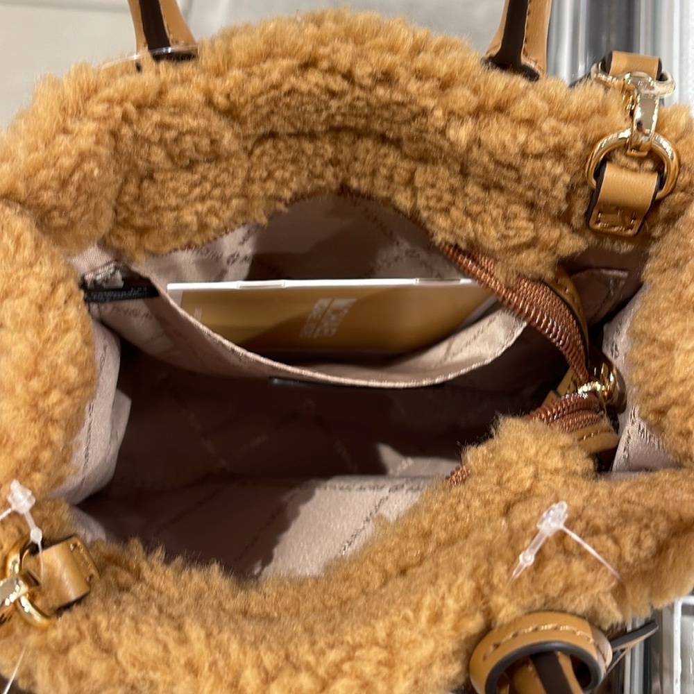Michael Kors Mirella Extra-Small Sherpa XS SHOPPER XBODY
SHEARLING Cross… - Picture 9 of 16